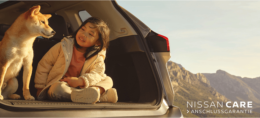 Mädchen sitzt im Kofferraum eines Nissan Autos und schaut den Hund neben ihr an, Berge im Hintergrund, Text 'Nissan Care Anschlussgarantie'